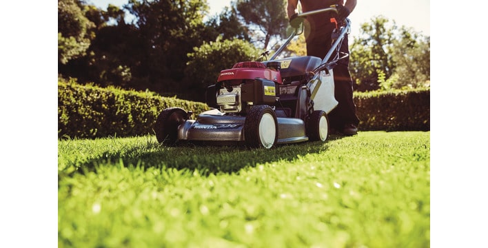 Close up of Honda Hrd536 Hx 53Cm Professional Variable Speed Lawn Mower in use