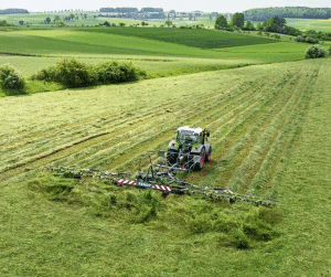 Fendt tedder in action