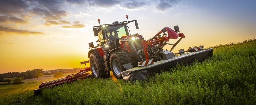 Massey Ferguson 8S.265 Dyna-7 Exclusive mowing