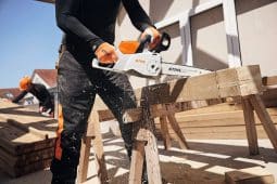 SA 160 C-B Cordless Chainsaw in action
