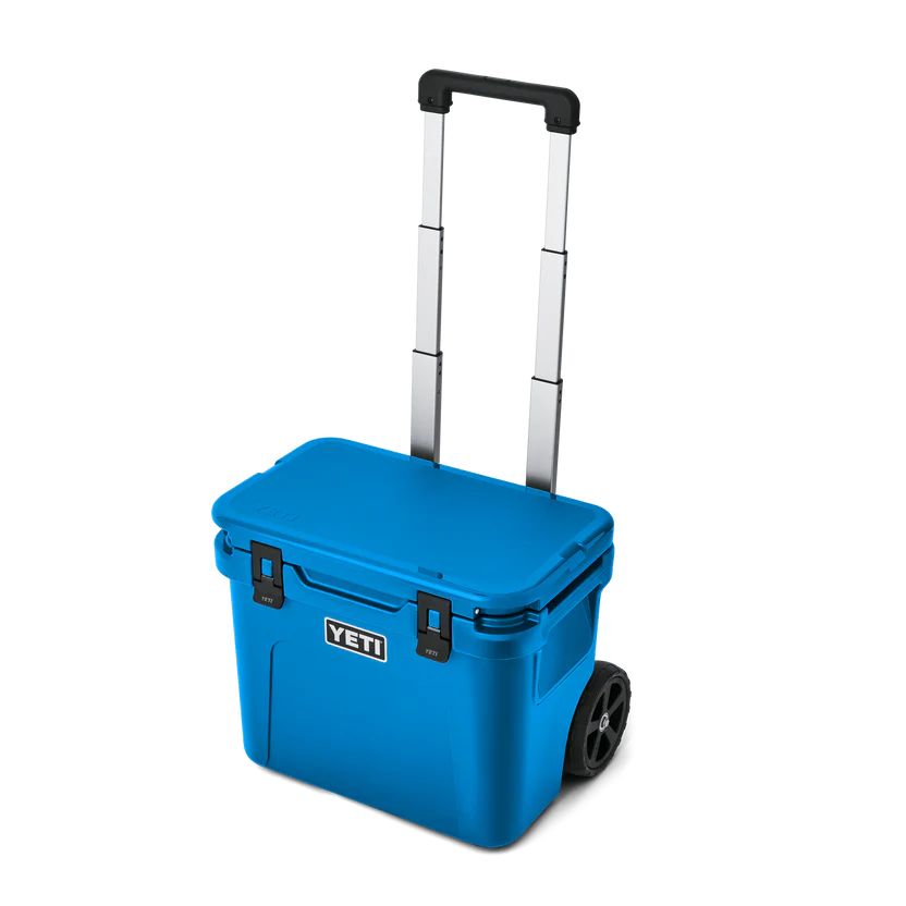 Yeti Roadie 32 Wheeled Cooler in Big Wave Blue