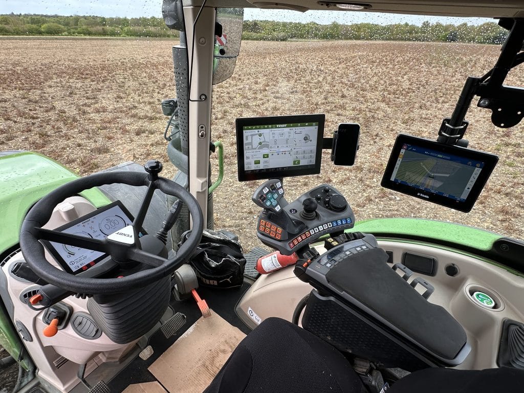 The FendtONE operator interface makes it easy to optimise tractor controls and display terminals for each task.