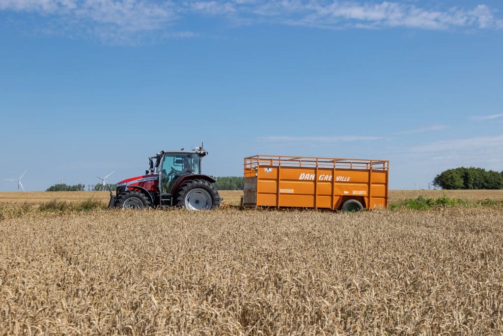 MF 5M Series offers • six accessible tractors from 95hp up the new to 145hp model
