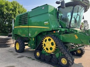 Used John Deere T670i Combine and 30ft Header For Sale