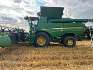 Used John Deere S685I Combine and 30ft Header For Sale