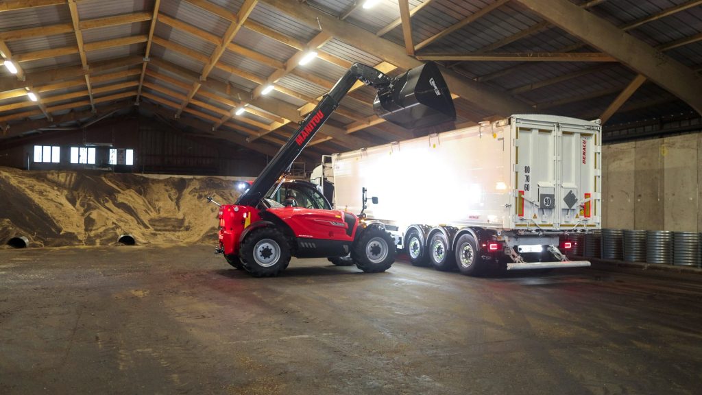 Loading Trailer with Manitou Smart Weighing System